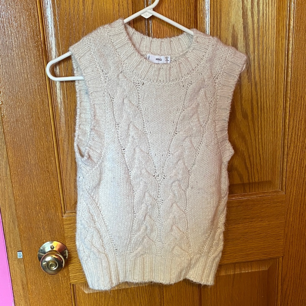 Elegant Women's Cable Knit Sweater Vest